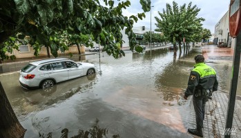 La lluvia vuelve a inundar la avenida del Mediterr&aacute;neo