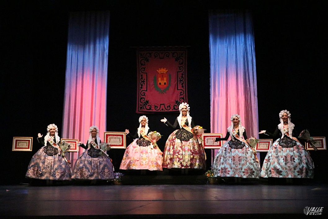 Las Falleras Mayores de Elda y sus damas de honor ya tienen sus bandas Las Falleras Mayores de Elda y sus damas de honor ya tienen sus bandas