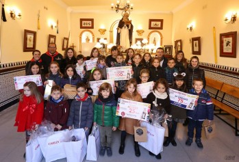 Los ni&ntilde;os recogen los premios del 6&ordm; Concurso de dibujo sobre San Ant&oacute;n que convoca Valle de Elda