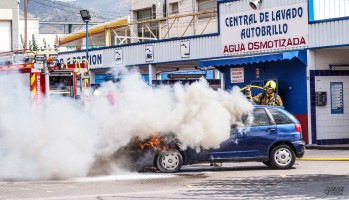 Un coche se incendia junto a la gasolinera de la avenida del Mediterr&aacute;neo.