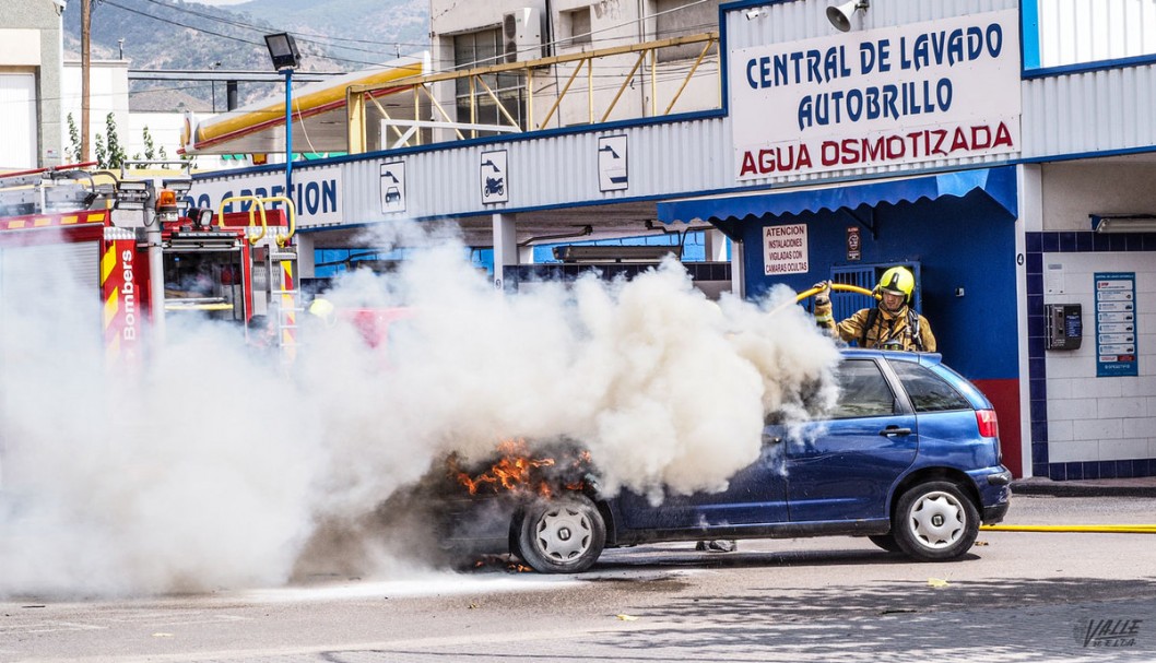 Un coche se incendia junto a la gasolinera de la avenida del Mediterráneo. Un coche se incendia junto a la gasolinera de la avenida del Mediterráneo.
