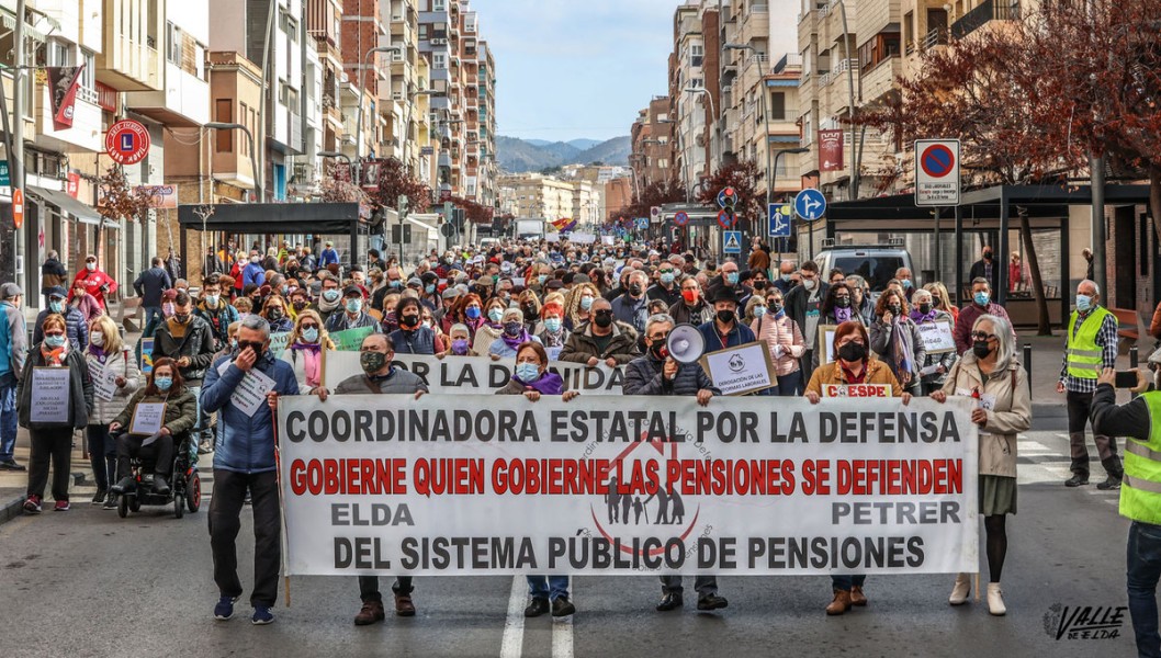 Más de un millar de personas se manifiestan en Elda y Petrer para exigir “pensiones dignas” Más de un millar de personas se manifiestan en Elda y Petrer para exigir “pensiones dignas”