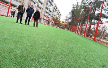 Elda renueva el c&eacute;sped artificial en cuatro pistas urbanas de multideporte