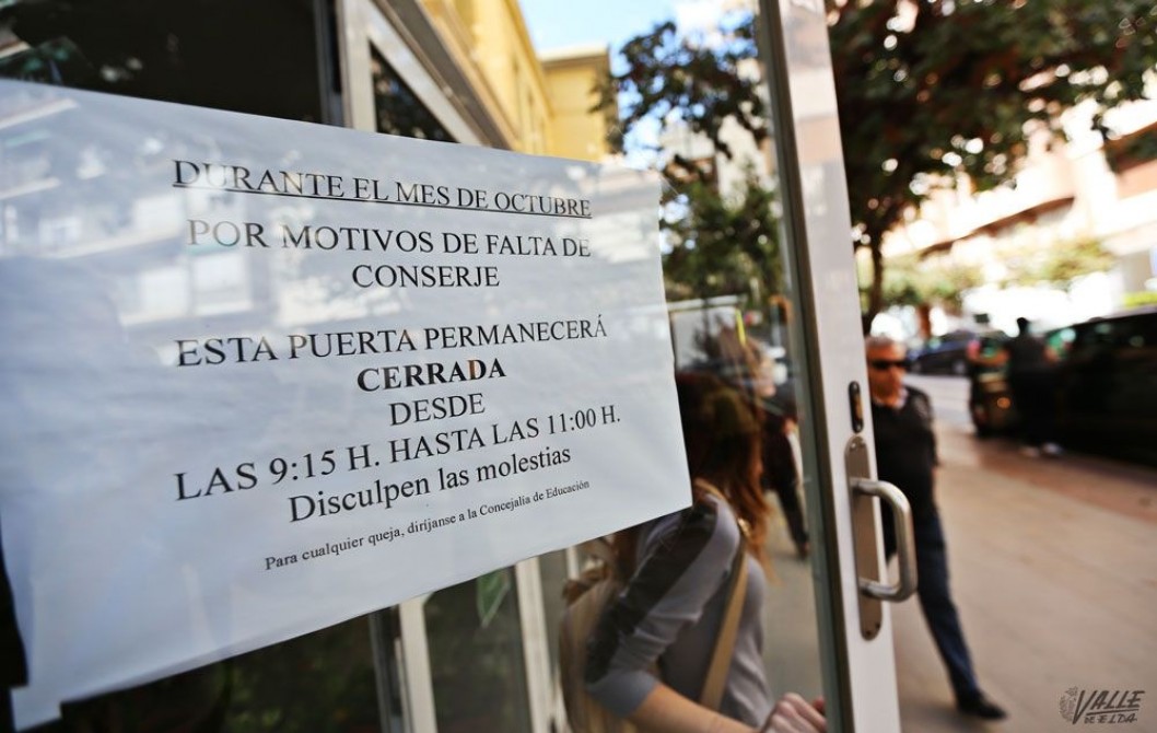 La falta de un conserje obliga a Padre Manjón a cerrar sus puertas en horario escolar La falta de un conserje obliga a Padre Manjón a cerrar sus puertas en horario escolar