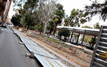 El viento tira parte del nuevo vallado de las obras de la Plaza Castelar