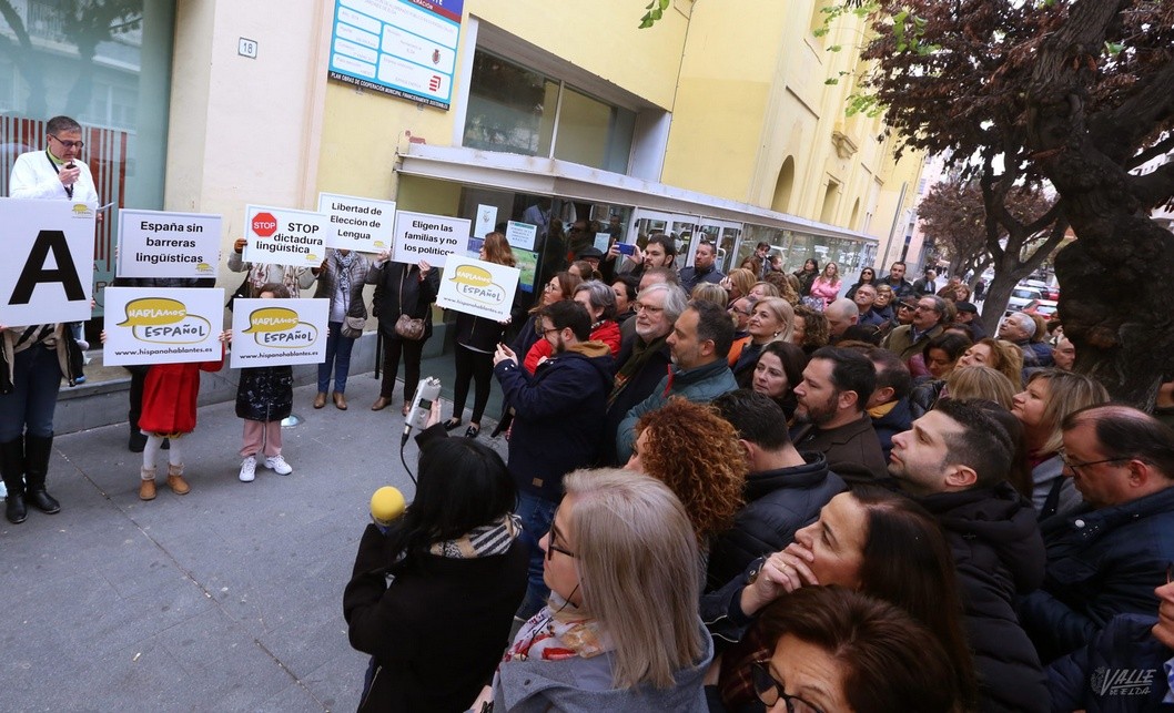 Unas 350 personas se concentran en Elda para decir “Stop a la dictadura lingüística” Unas 350 personas se concentran en Elda para decir “Stop a la dictadura lingüística”