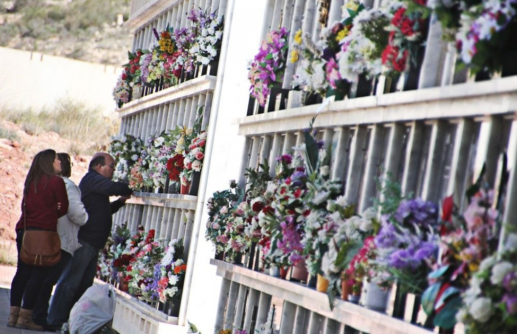 Miles de personas acudirán a los cementerios de Elda durante el fin de semana Miles de personas acudirán a los cementerios de Elda durante el fin de semana