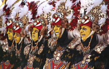 Los Moros exhiben su grandeza y majestuosidad en Petrer