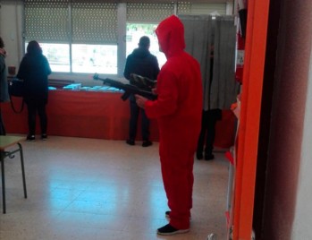 Un joven acude a votar con un disfraz de "La Casa de Papel" en Petrer
