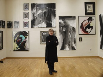 Maite Carpena expone 66 obras abstractas en el Casino Eldense que expresan su experiencia vital