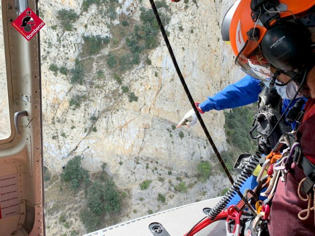 Rescatan en helicóptero a un hombre tras una caída en la vía ferrata de Petrer Rescatan en helicóptero a un hombre tras una caída en la vía ferrata de Petrer