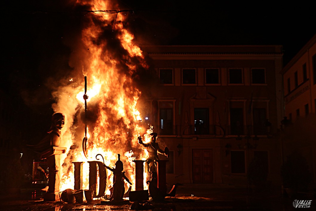 El fuego puso punto y final a las Fallas de Elda