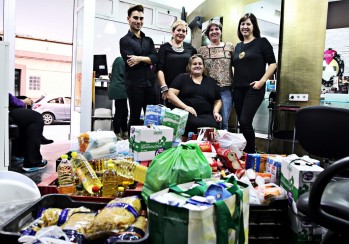 Carmengo Estilistas recoge m&aacute;s de 450 kilos de alimentos con su iniciativa solidaria "4 kilos por un corte de pelo"