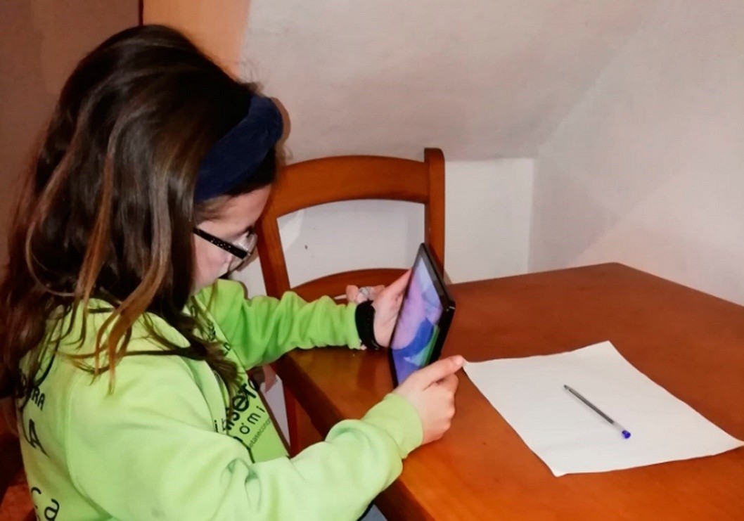 Alumnos y profesores se adaptan a dar clase con las nuevas tecnologías Alumnos y profesores se adaptan a dar clase con las nuevas tecnologías
