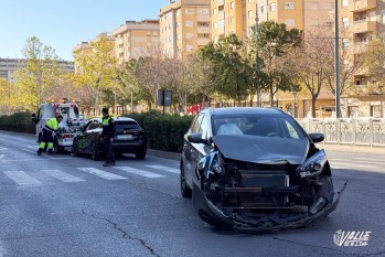 Aparatoso choque en la avenida de Ronda