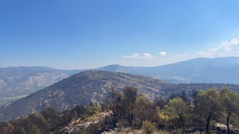 Los bomberos extinguen finalmente el incendio en Petrer