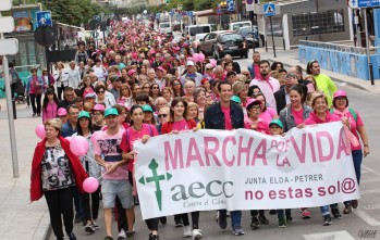 El manto rosa de la Marcha por la Vida contra el c&aacute;ncer de mama vuelve a reunir a miles de personas 
