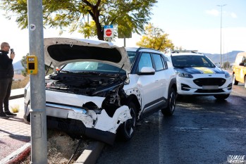 Tres coches involucrados en un accidente frente al Centro Excursionista Eldense
