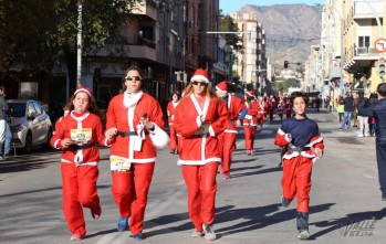 Primera Marcha solidaria de Pap&aacute; Noel de la Falla Las 300