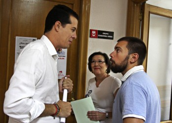 El PSOE pide a IU que "reconsidere" su postura aunque respeta su decisi&oacute;n de no hacer pactos