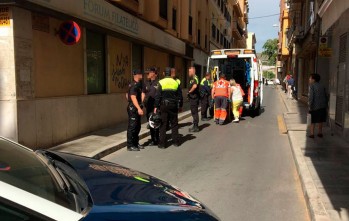 Un polic&iacute;a de Elda pierde el control de su moto y sufre un accidente