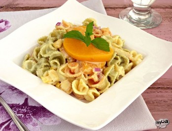 Ensalada de pasta con pollo y curry
