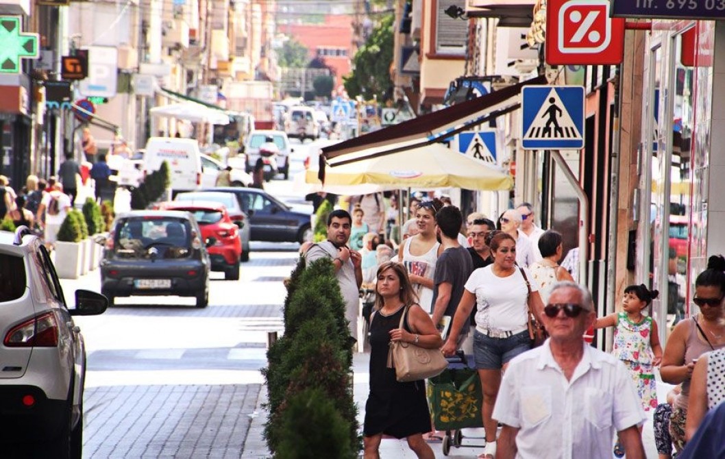 Elda tiene una dotación comercial superior a la de la Comunidad Valenciana con 15 establecimientos por cada 1.000 habitantes Elda tiene una dotación comercial superior a la de la Comunidad Valenciana con 15 establecimientos por cada 1.000 habitantes