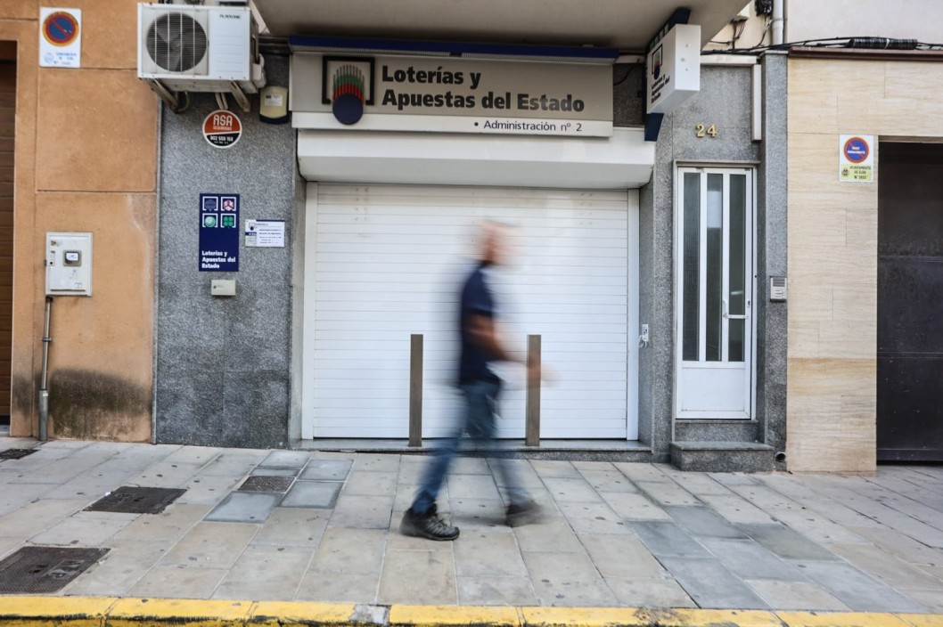 La Administración número dos de Elda reparte el primer premio de la Lotería Nacional dotado con 60.000 euros por décimo La Administración número dos de Elda reparte el primer premio de la Lotería Nacional dotado con 60.000 euros por décimo