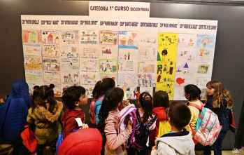 Dibujos escolares en una exposici&oacute;n en favor de la igualdad de la mujer