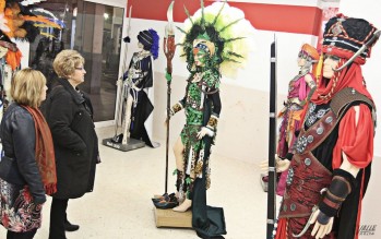 La Asociaci&oacute;n Huracains expone sus trajes del bando Moro en la Plaza Mayor
