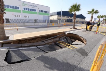 El hundimiento de la calzada corta uno de los accesos a Finca Lacy