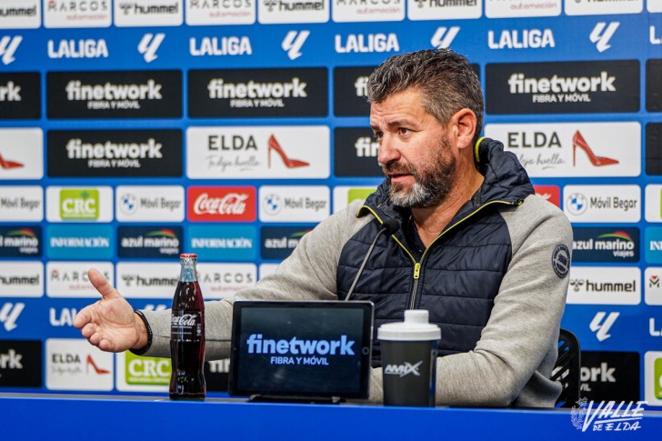 Fernando Est&eacute;vez: "Sumar ante la SD Huesca va a ser vital para conseguir la permanencia cuanto antes"