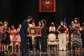 Elda inicia las Fiestas Mayores con el preg&oacute;n y entrega de la Medalla de Oro al Hospital