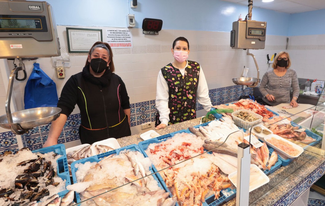 Verónica Vera se pone al frente de Pescadería Nieves tras la jubilación de su dueña Verónica Vera se pone al frente de Pescadería Nieves tras la jubilación de su dueña