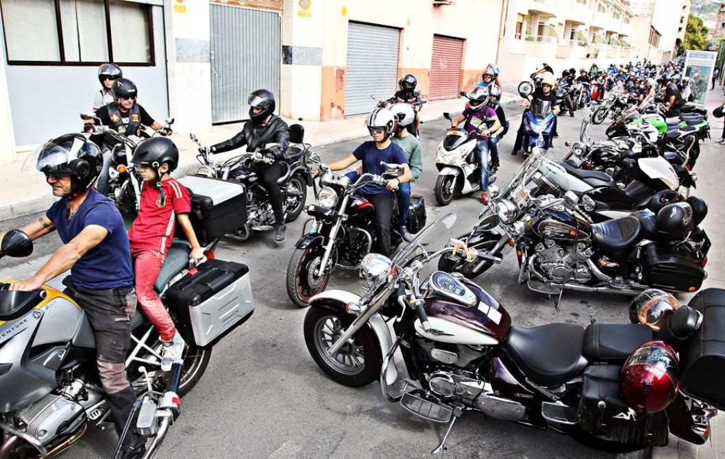Más de 700 motos rugen en Petrer gracias al 7º Motoalmuerzo Villapetrer Más de 700 motos rugen en Petrer gracias al 7º Motoalmuerzo Villapetrer