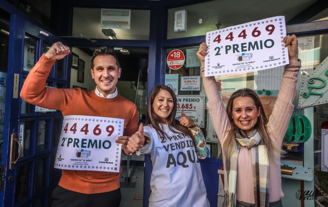 La administración La Frontera de Petrer reparte el segundo premio de la Lotería del Niño La administración La Frontera de Petrer reparte el segundo premio de la Lotería del Niño