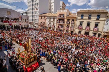 San Bonifacio, M&aacute;rtir, baja de su ermita arropado por los festeros