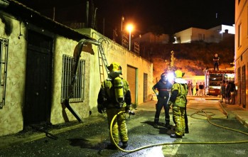 Queman la puerta del presunto homicida que mat&oacute; anoche a su vecino en Elda