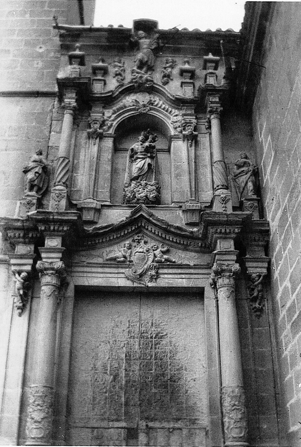 Una nueva puerta para la iglesia de Santa Ana Una nueva puerta para la iglesia de Santa Ana