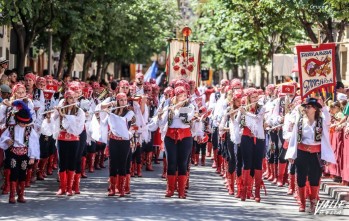 Las escuadras z&iacute;ngaras llenar&aacute;n de alegr&iacute;a y color las calles de Elda con el desfile de su 75 aniversario el domingo  &nbsp;