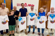 Rub&eacute;n Alfaro y Jos&eacute; Javier Santa, reciben la camiseta de Correr la Traca