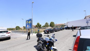 Un cami&oacute;n de grandes dimensiones queda atrapado en una calle de Petrer