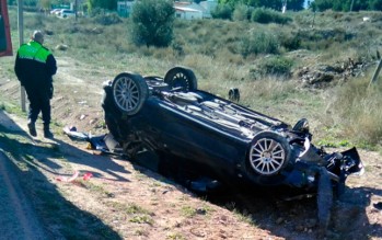 Un coche se sale de la carretera de Mon&oacute;var y da varias vueltas de campana