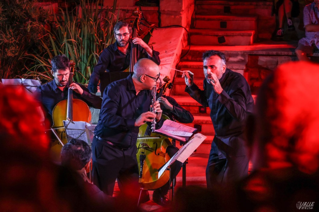 La Orquesta Sinfónica Teatro Castelar actuó en el anfiteatro de la Casa Colorá La Orquesta Sinfónica Teatro Castelar actuó en el anfiteatro de la Casa Colorá
