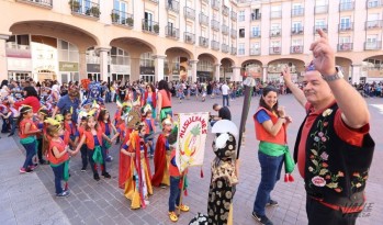 Los peque&ntilde;os celebran sus propios Moros y Cristianos