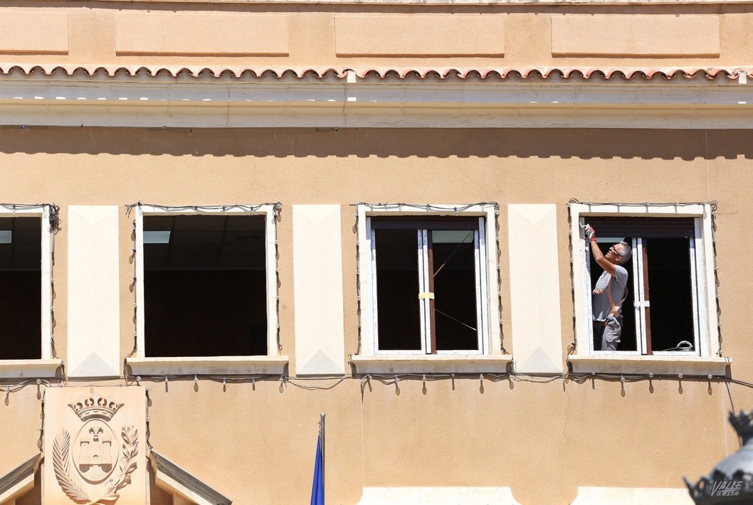 El Ayuntamiento de Elda renueva sus 69 ventanas para un mayor ahorro energético El Ayuntamiento de Elda renueva sus 69 ventanas para un mayor ahorro energético