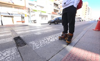 Los desperfectos en algunas calles suponen un riesgo para patinadores, ciclistas y viandantes