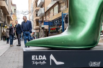 Zapatos gigantes decoran la calle Juan Carlos I esta Navidad