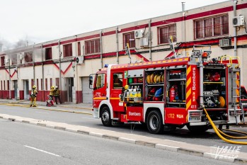Dos heridos leves por inhalaci&oacute;n de humo tras el incendio de una f&aacute;brica en Elda