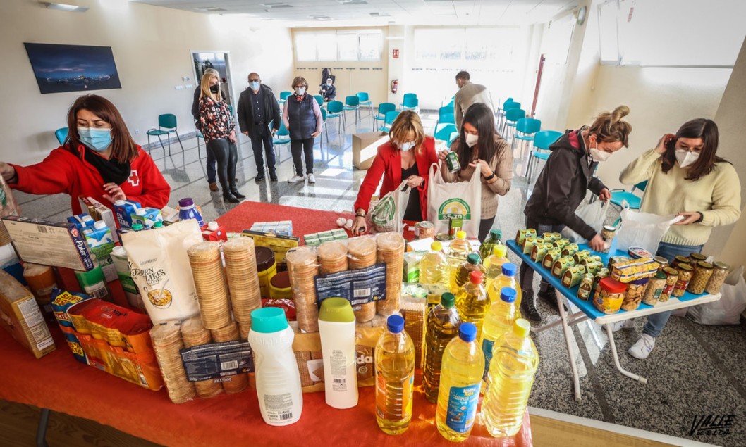 La Escuela de Mayores de Petrer recoge 215 kilos de alimentos para Cruz Roja La Escuela de Mayores de Petrer recoge 215 kilos de alimentos para Cruz Roja